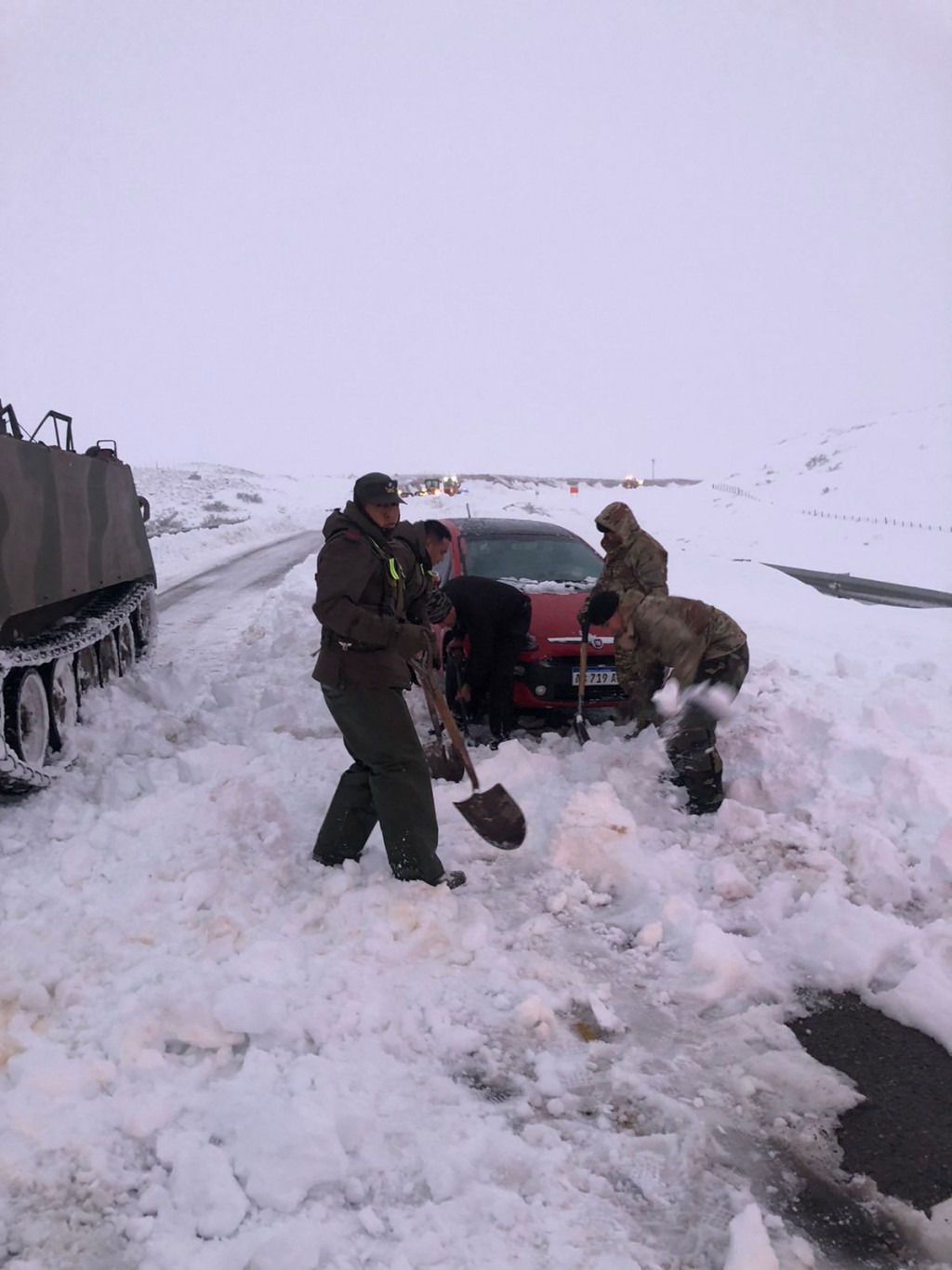 Gendarmería Nacional rescató a adultos y niños varados por la nieve en Mendoza