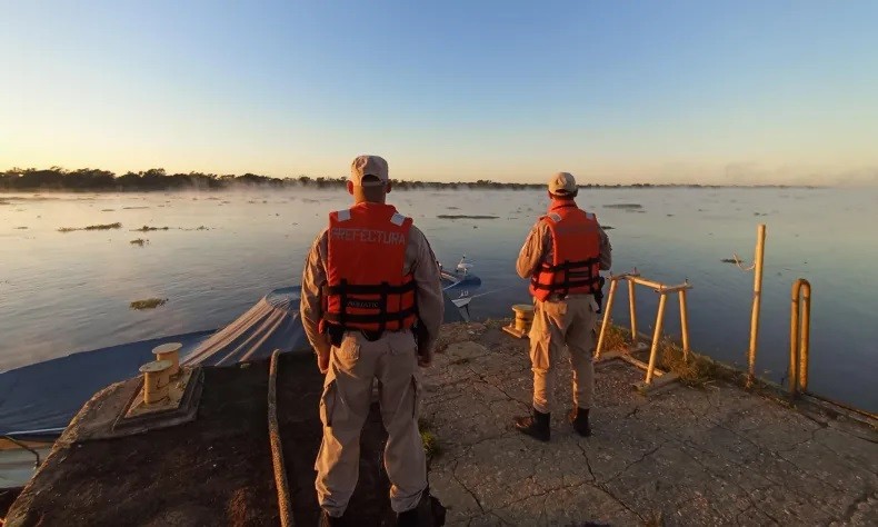 Ante el aumento del caudal del Paraná, advierten por troncos semisumergidos