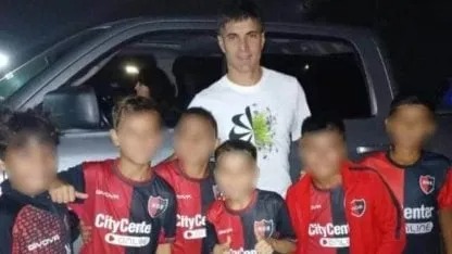 ¿Estás de acuerdo? Newell's sancionó a chicos de 9 años por sacarse una foto con un jugador de Central
