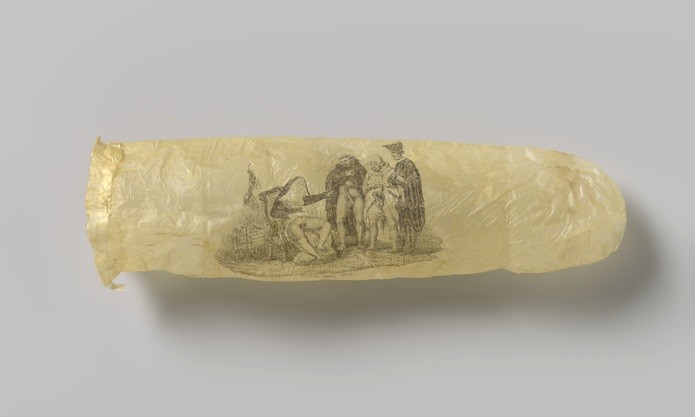 Museo expone un condón de 200 años con dibujo de una monja y tres clérigos