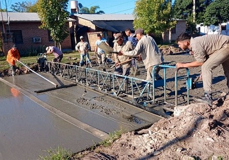 Fontana: Avanza la pavimentación en accesos a tres barrios 