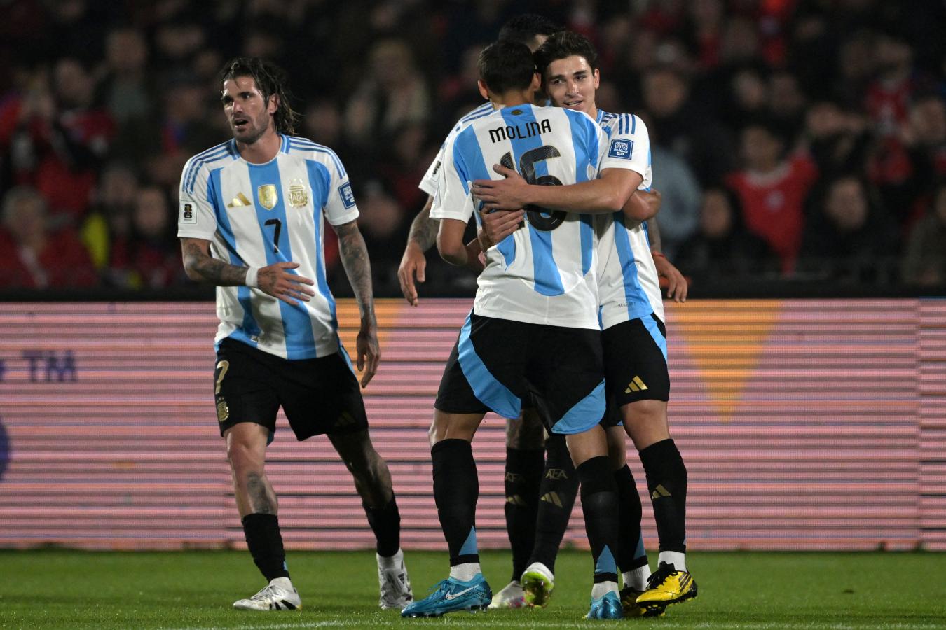 Con gol de Julián Álvarez, Argentina le ganó a Chile y se aseguró el primer puesto en las eliminatorias  