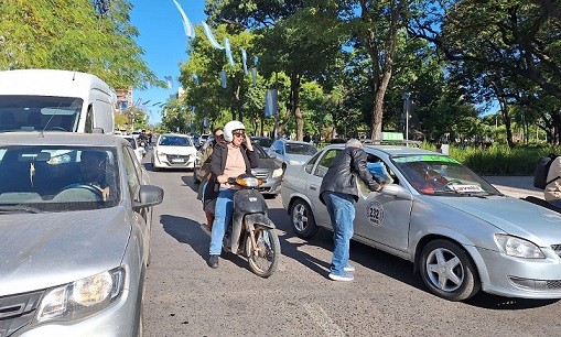 Resistencia: Regalaban bolsas de residuos pero la gente creía que se vendían y las rechazaban