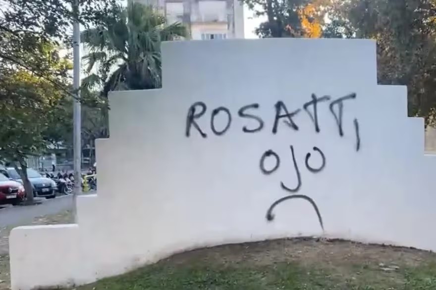“Ojo Rosatti”, dice la amenaza que pintaron en la ciudad de Santa Fe