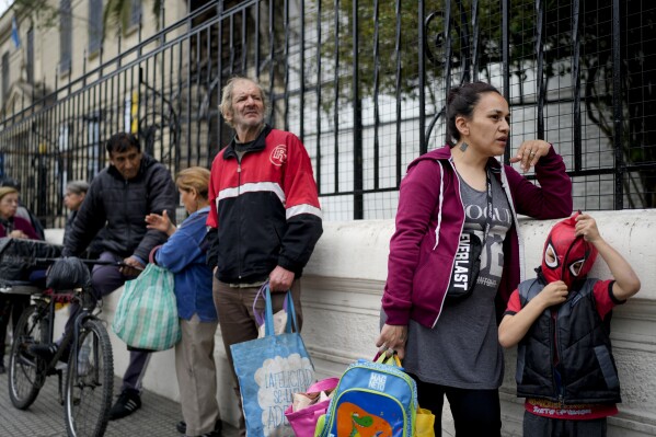 El costo del ajuste: la clase media argentina reconfigura su vida ante la pérdida de poder adquisitivo 