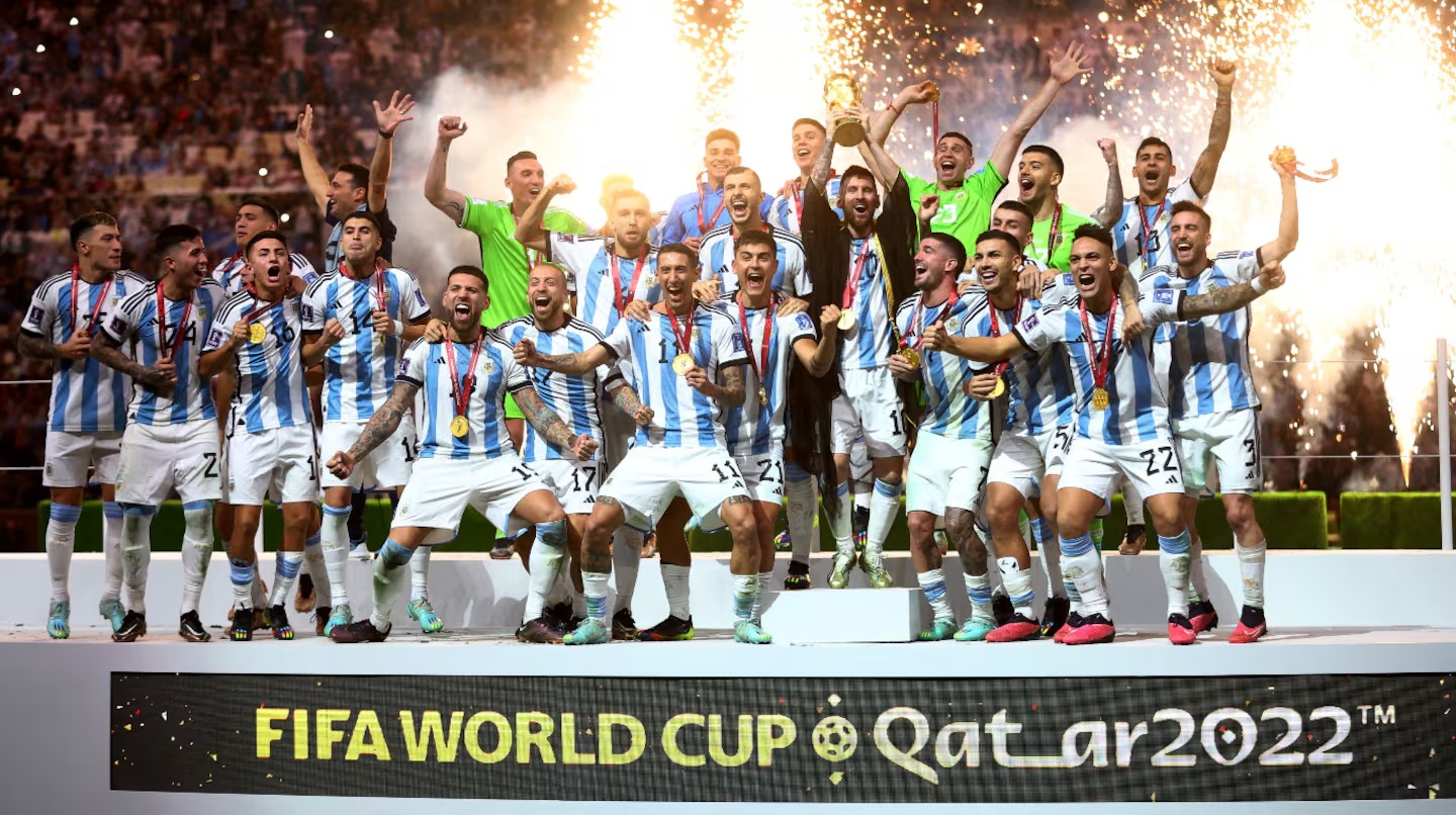 Un campeón con la selección de Qatar y otros futbolistas, denunciados por una presunta estafa cripto