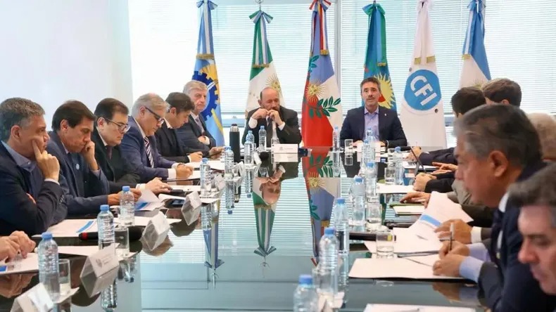 Como guiño a los gobernadores, la Nación analiza aumentar la coparticipación del impuesto a los combustibles