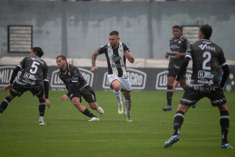 Épico: For Ever se recuperó de un primer gol de Estudiantes y terminó ganando