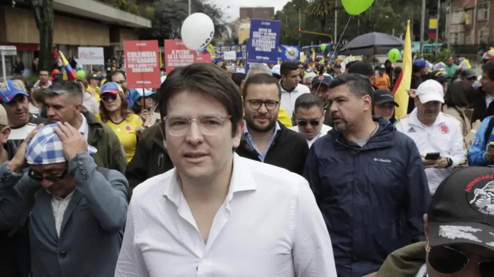 Operan de urgencia al senador colombiano, baleado en un acto de campaña