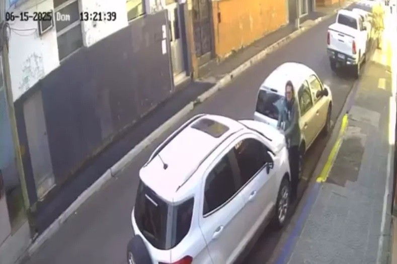 Dejó el auto bien estacionado, pero alguien lo cambió de lugar y se lo llevó la grúa
