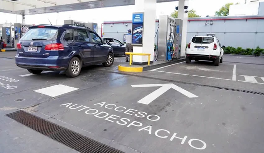 Autoservicio de combustible: rechazo mayoritario por riesgos, desconfianza y defensa del playero