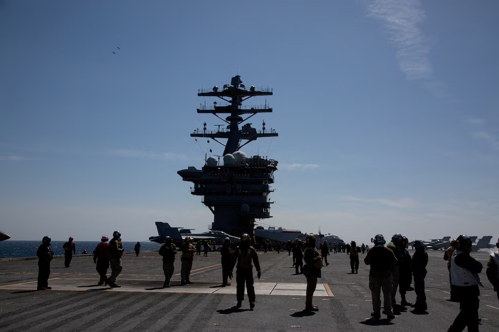 Guerra en Oriente: Estados Unidos despliega un tercer portaaviones