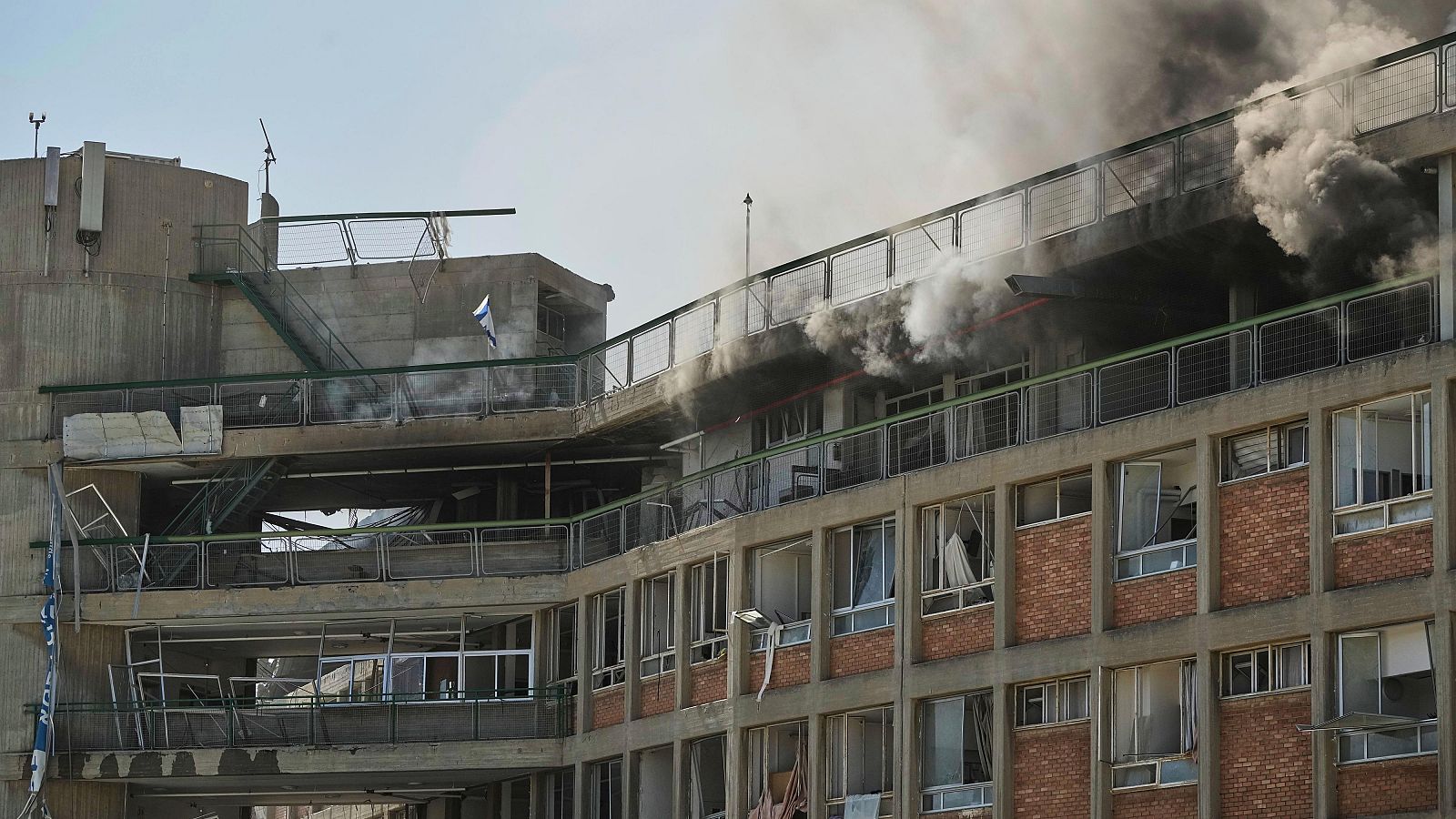 Irán lanza ataque en el sur de Israel: un misil impacta cerca de un hospital en Beersheva 