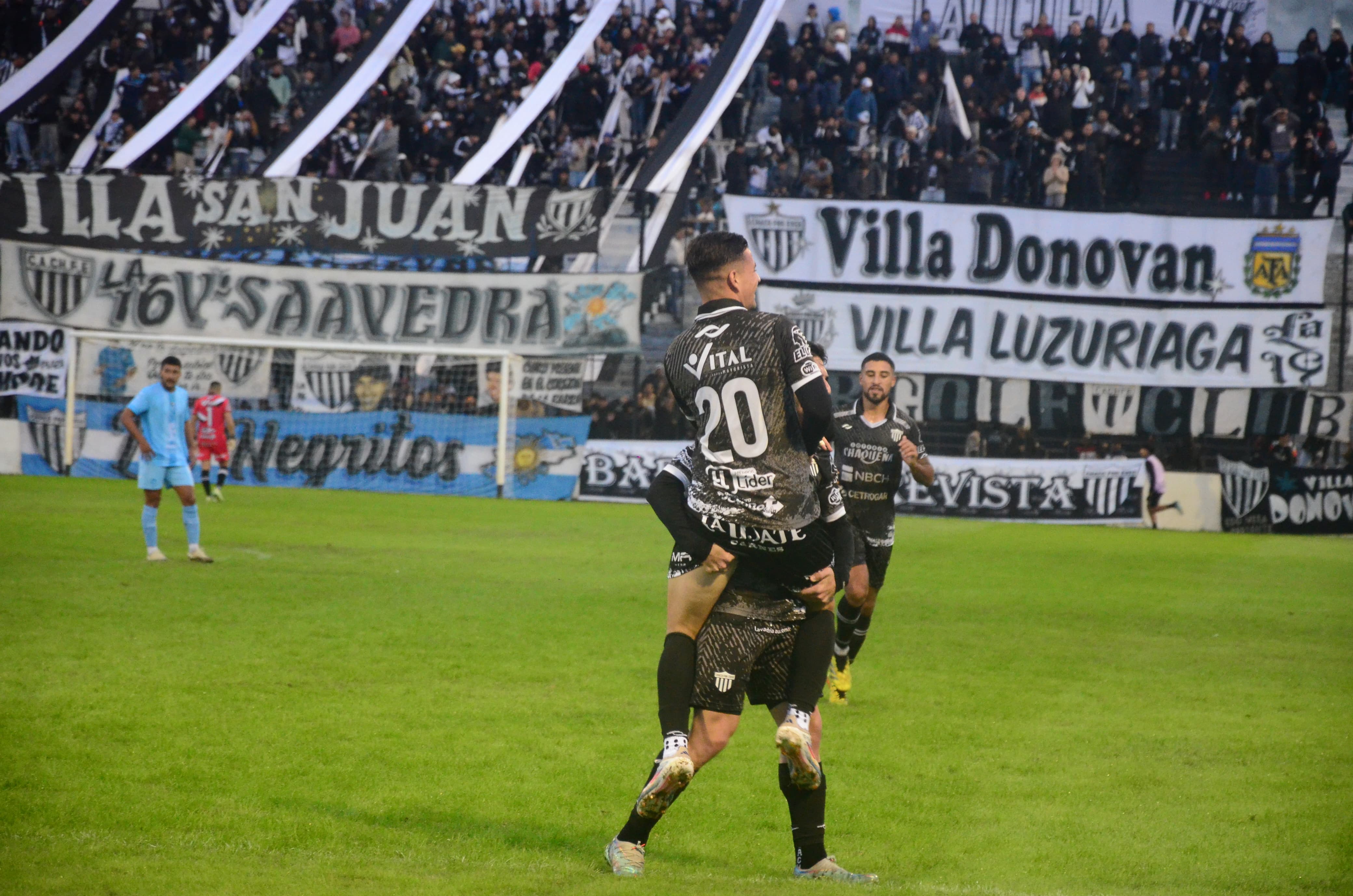  For Ever festejó ante su gente y se consolida en los puestos de arriba