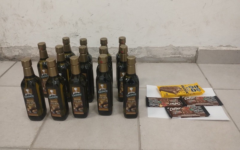 Papelón: los descubrieron con aceites y chocolates escondidos en la ropa