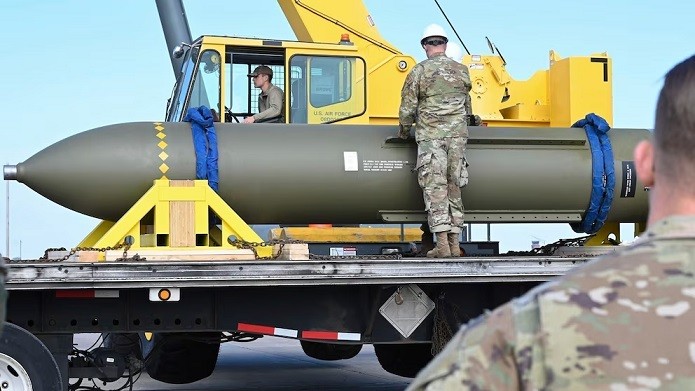Cómo es la inédita bomba antibúnker que utilizó Estados Unidos