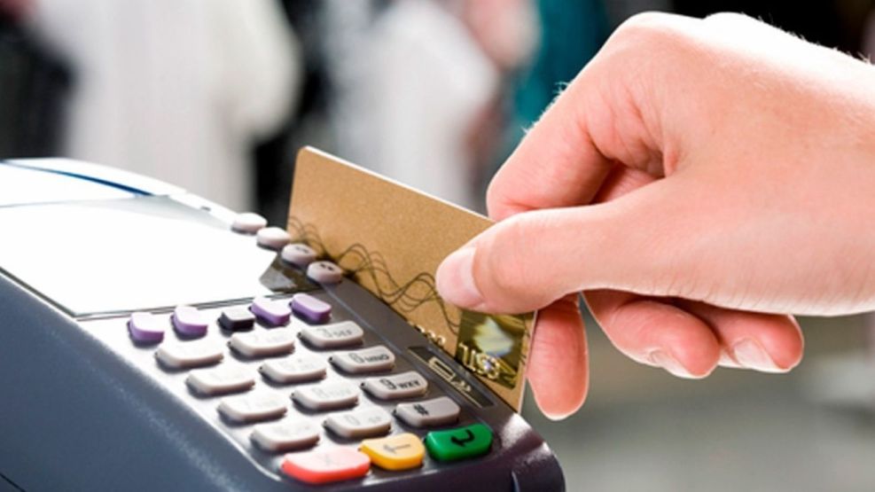 Afirman que 3 de cada 10 argentinos usa la tarjeta de crédito para cubrir gastos básicos