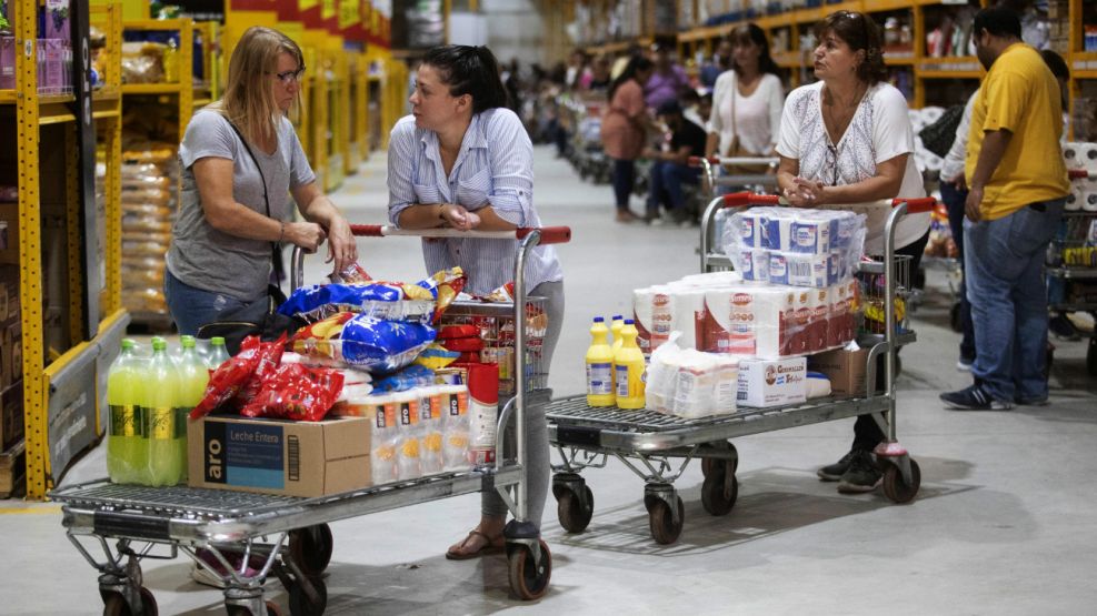 La nueva grieta argentina se mide en el changuito: consumo de lujo - necesidades básicas 