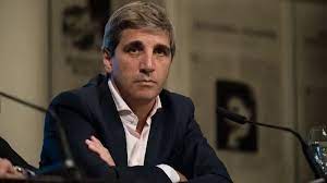 Se encienden las alarmas: el déficit externo quintuplica lo previsto y presiona al dólar 