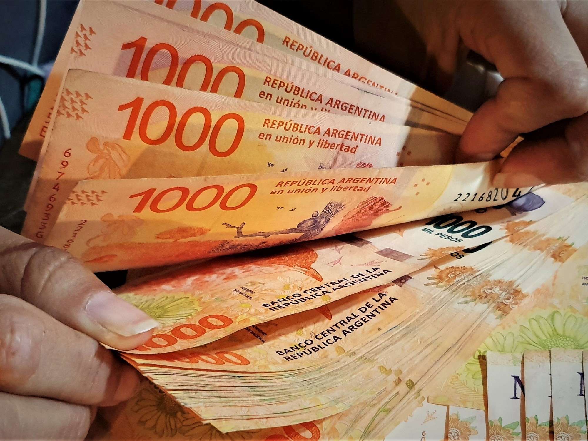 Los salarios crecieron 3,4% en abril y volvieron a ganarle a la inflación, según el INDEC 