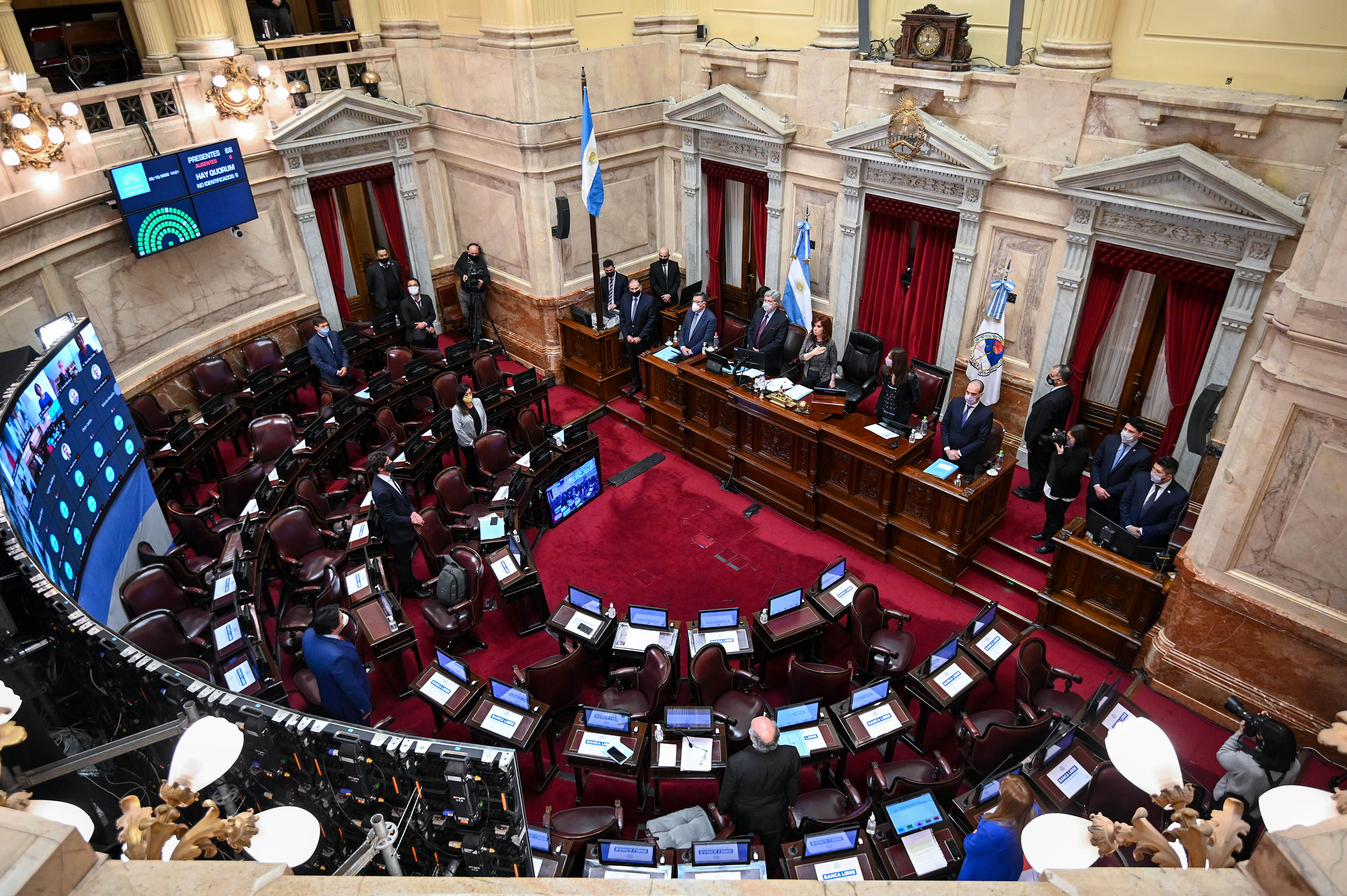 Quiénes son los 35 senadores que renunciaron al último aumento de sus dietas 