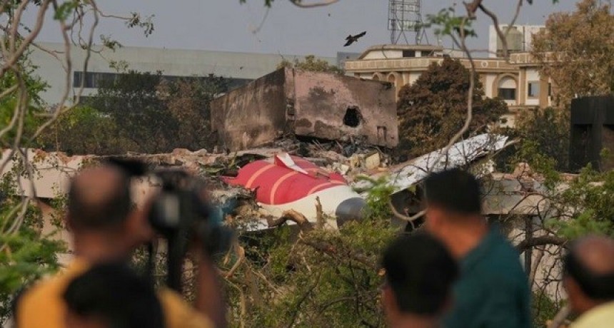 India: el avión cayó porque el asiento del piloto accionó palancas por error    