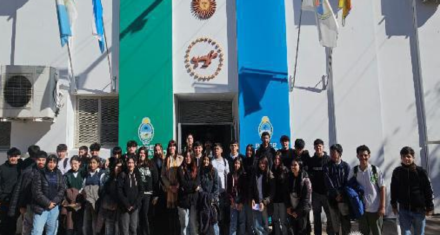 Alumnos de la escuela EES Nº 66 de Resistencia visitaron el Recinto Legislativo