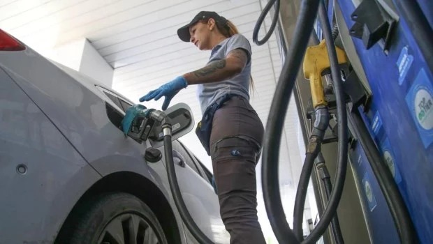 Milei lo hizo: la nafta en Argentina es la segunda más cara de la región