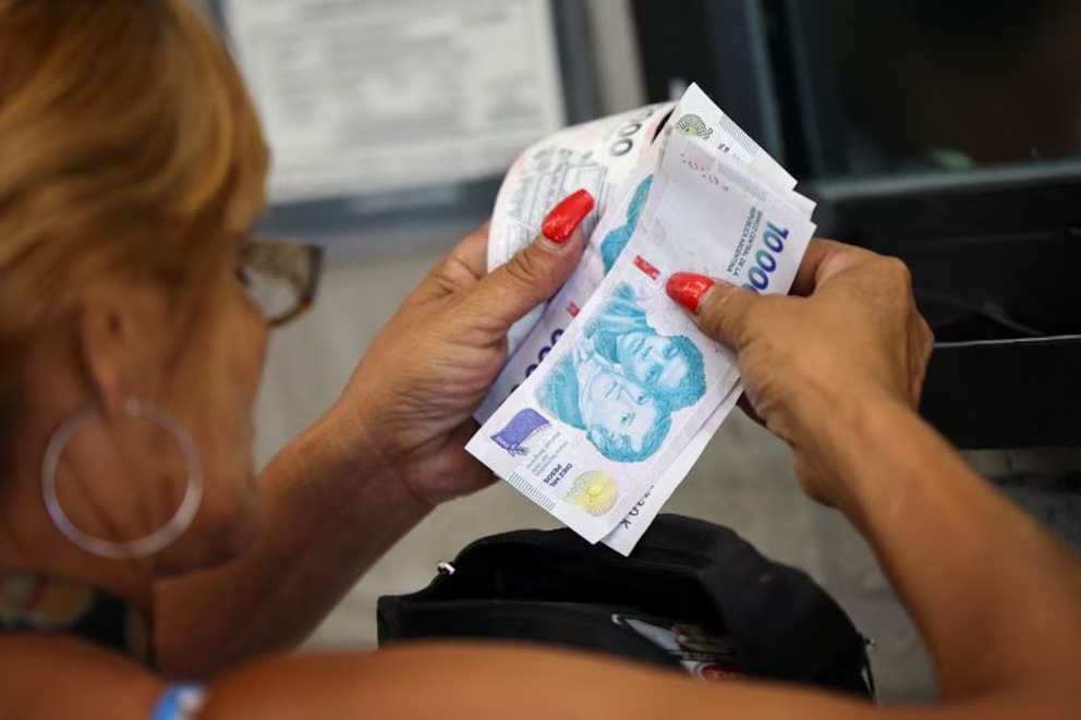 Jubilada le ganó millonario juicio a financiera que le dio préstamos abusivos 
