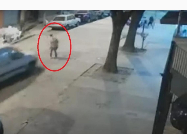 Video: Un hombre persiguió al ladrón que le había robado a su mamá y lo atropelló