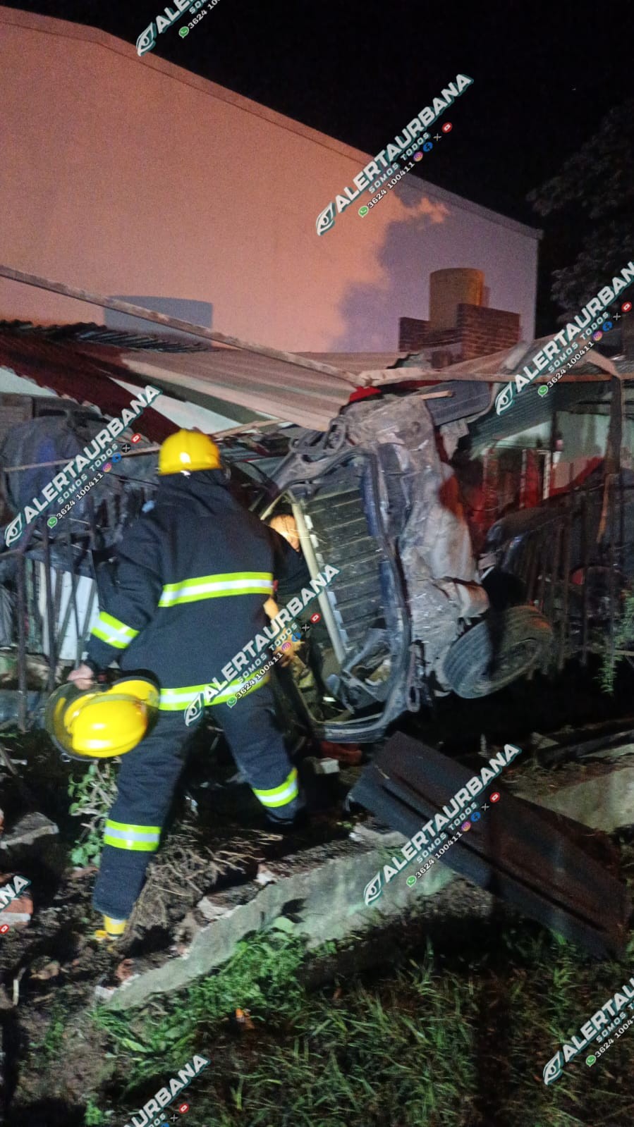 Resistencia - terrible choque en Av. Castelli 3200: un conductor chocó una vivienda y terminó hospitalizado