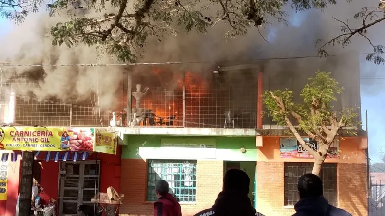 Cuatro negocios se destruyeron por completo tras un incendio en Corrientes 