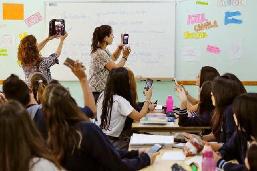Italia prohíbe el uso del celular en las escuelas, incluso con fines educativos