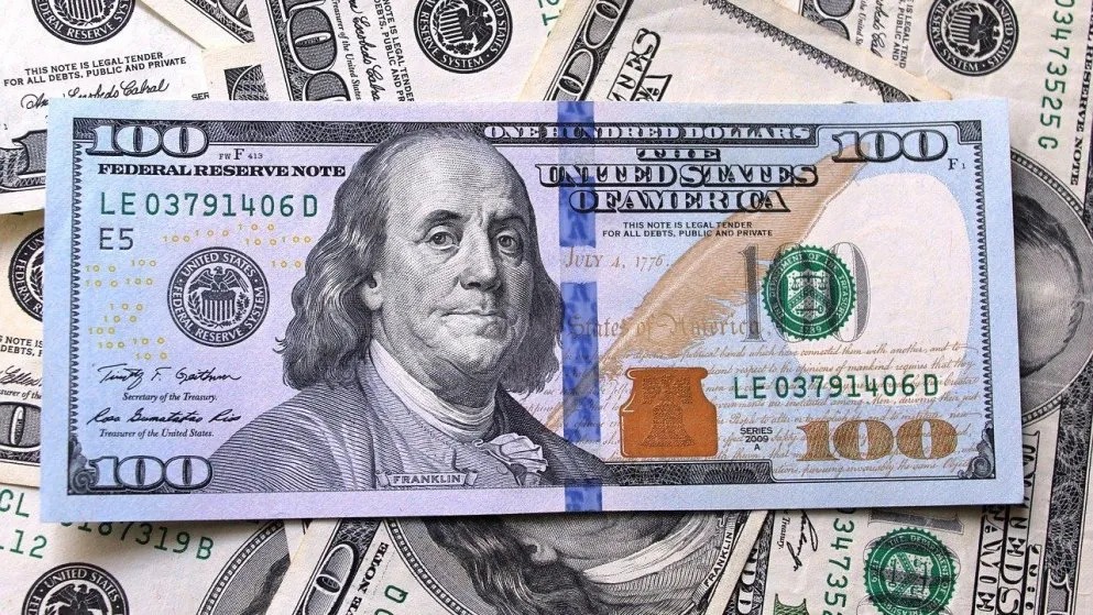 Cae el dólar blue, pero se desploma Bolsa tras los anuncios de Milei sobre la economía