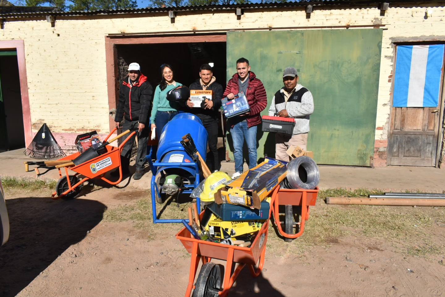 El municipio de Makallé continúa con la entrega de herramientas a su personal