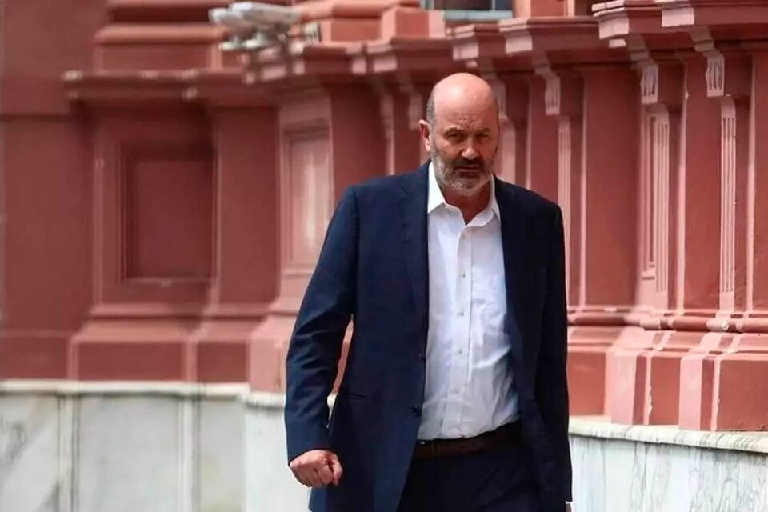 Sigue el plan motosierra: el ministerio a cargo de Sturzenegger prepara el cierre de al menos 60 organismos públicos
