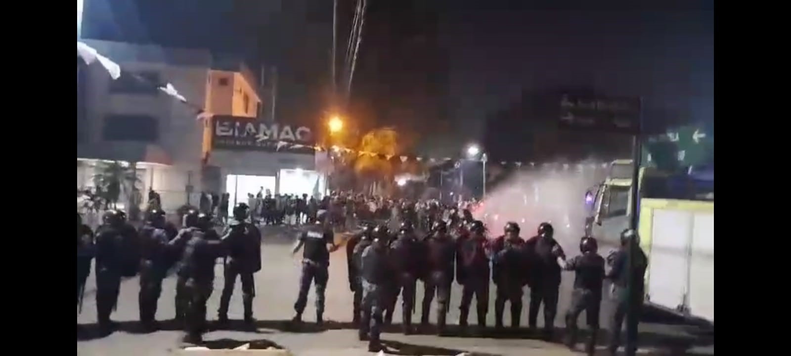   Lesionan a un policía en el operativo para liberar el tránsito cortado por hinchas de For Ever