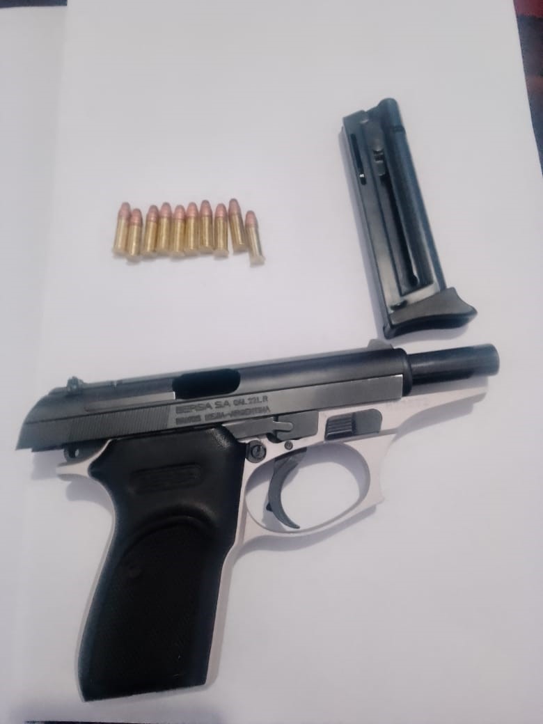  Detienen a un hombre cuando perseguía a su hijastro con un arma de fuego cargada