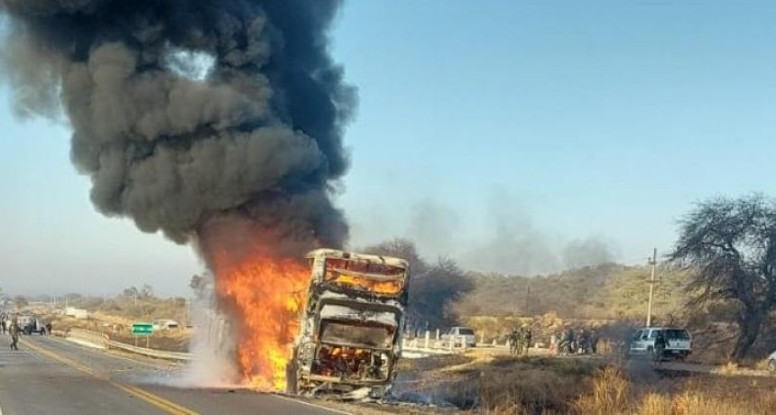 Tucumán: incendio intencional de un colectivo habría sido para ocultar drogas