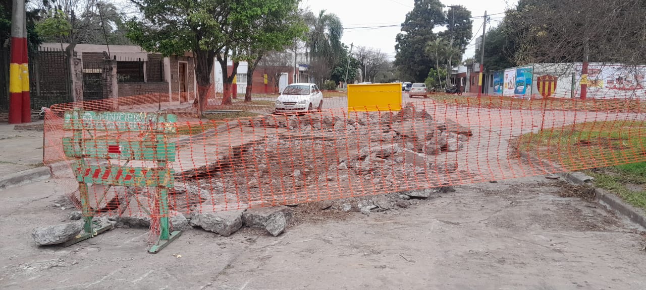 LUEGO DE 10 AÑOS, COMIENZAN A REPARAR BACHE EN RESISTENCIA 