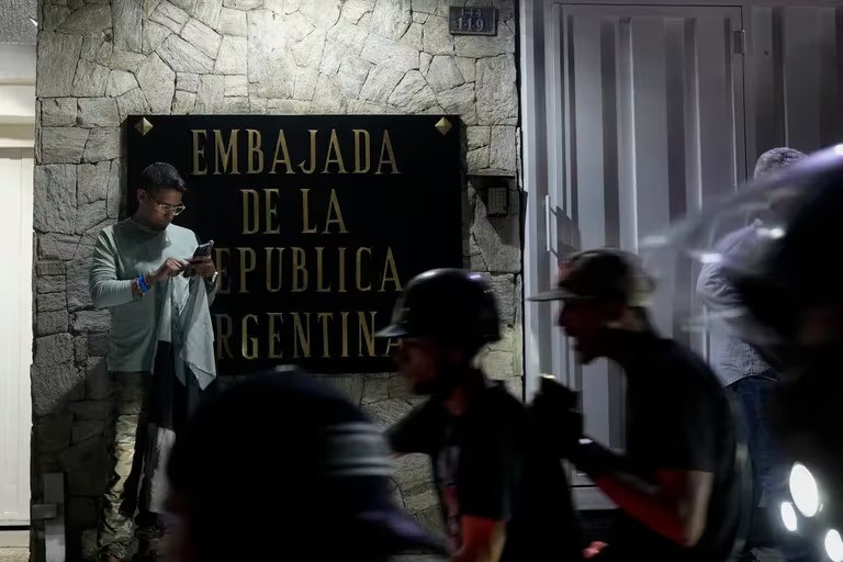 Por el conflicto con Maduro, diplomáticos dejan la embajada en Venezuela y viajan a España