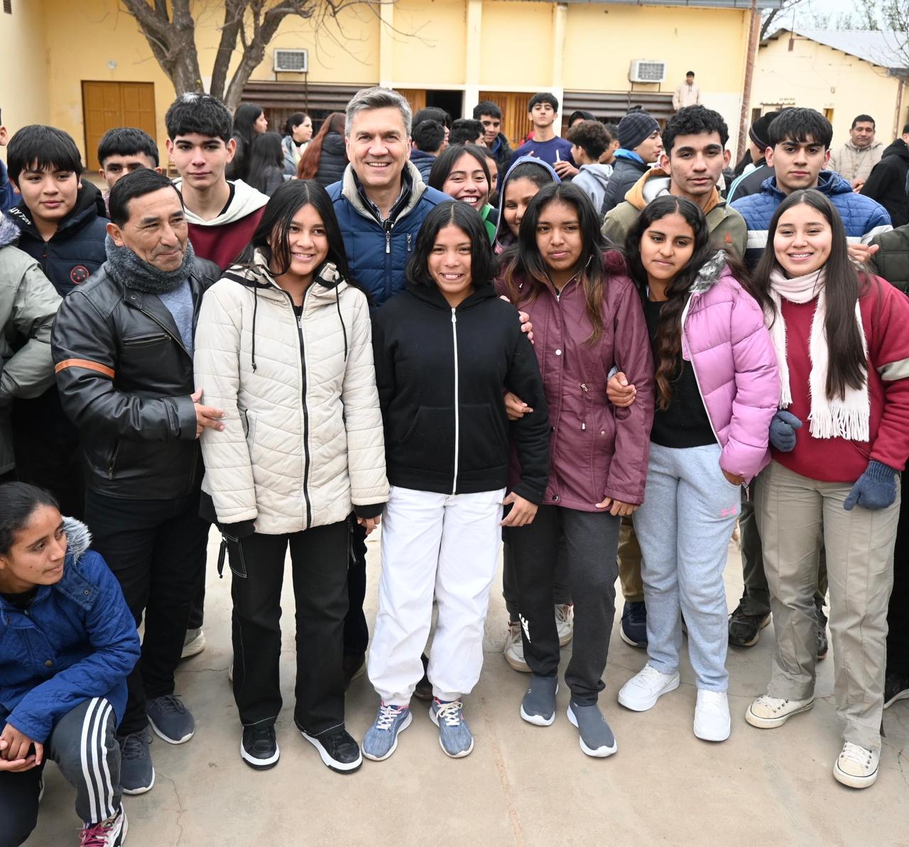 Zdero visitó El Sauzalito y entregó herramientas a escuelas rurales 
