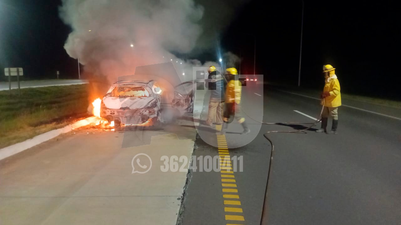 Makallé: susto para un gendarme al prenderse fuego su auto en plena ruta