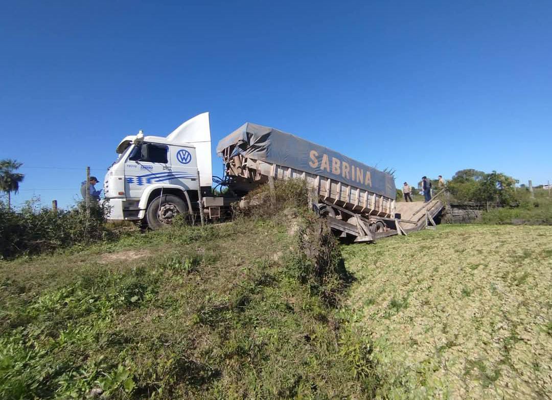 Makallé: cedió un puente y un camión cargado de maíz quedó 