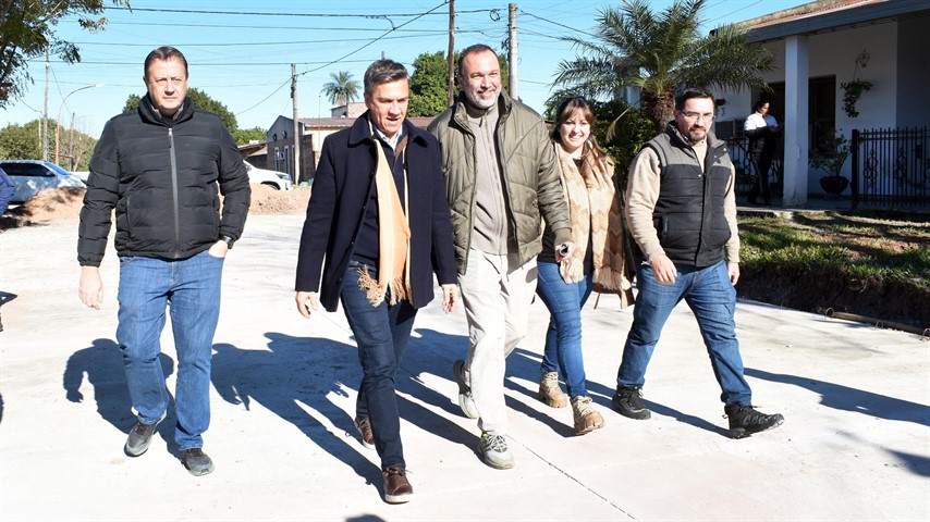 Puerto Tirol: Zdero visitó las obras de pavimento en el barrio 17 de Octubre
