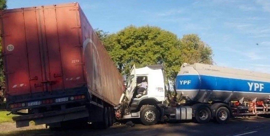 Camionero del Chaco chocó por ruta 11, en el norte santafesino    