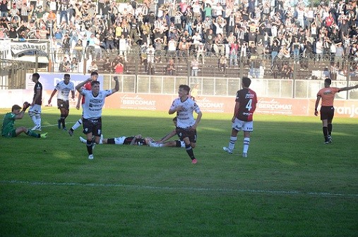 Chaco For Ever gustó y venció 2 a 0 a Colón 