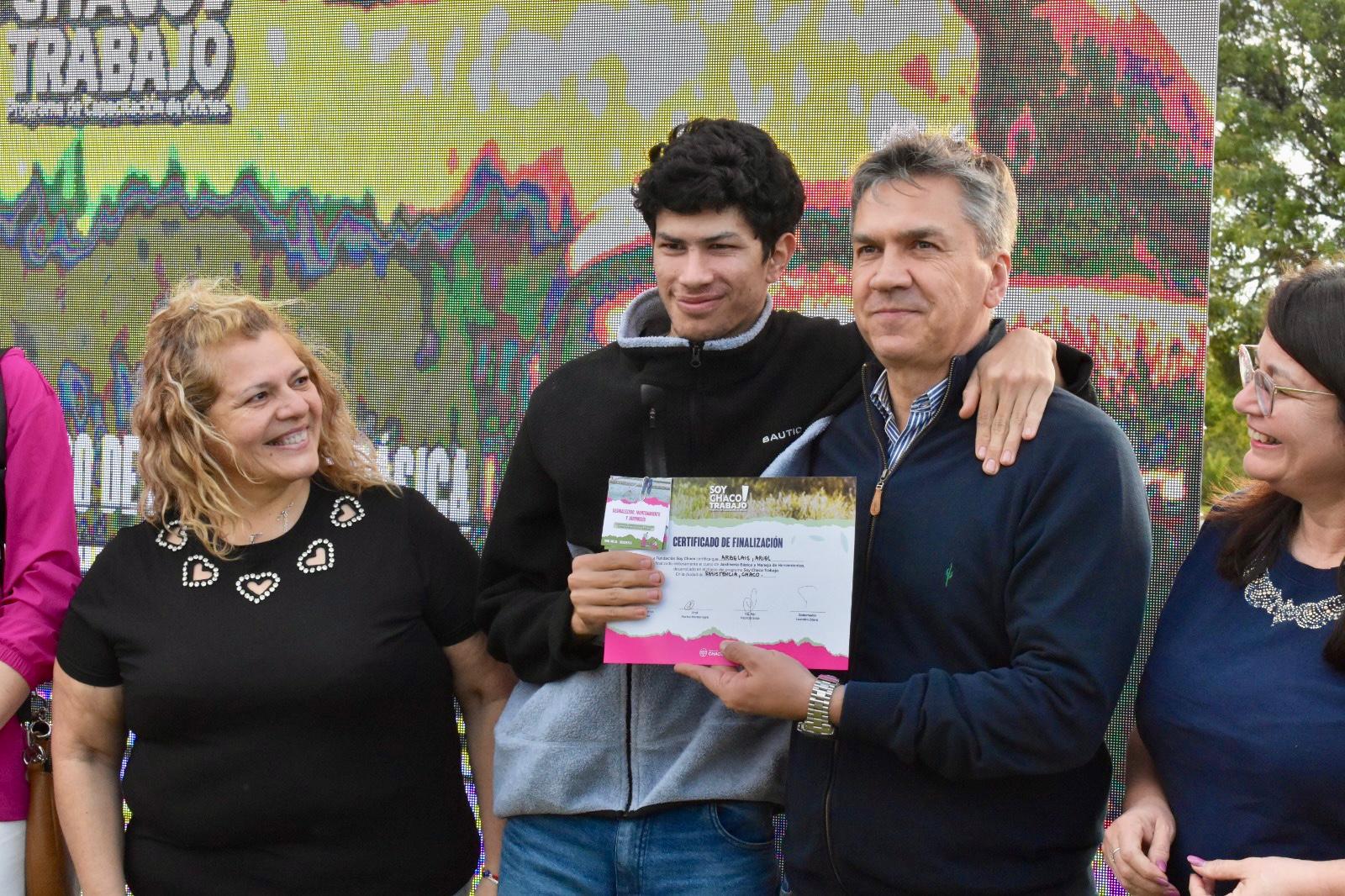 Capacitación con salida laboral: Zdero entregó certificados y herramientas del programa “Soy Chaco Trabajo”