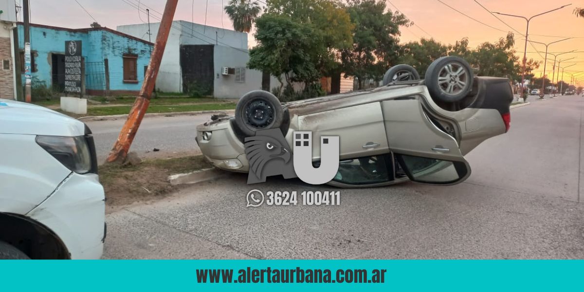 Perdió el control de su auto, chocó una jirafa y terminó volcando en la avenida Urquiza