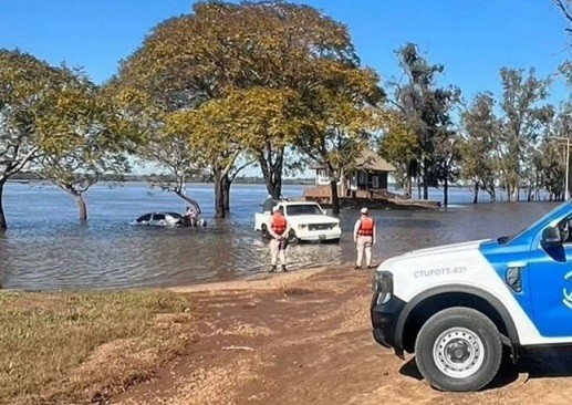 Monte Caseros: Extrajeron un auto de las aguas del río Uruguay